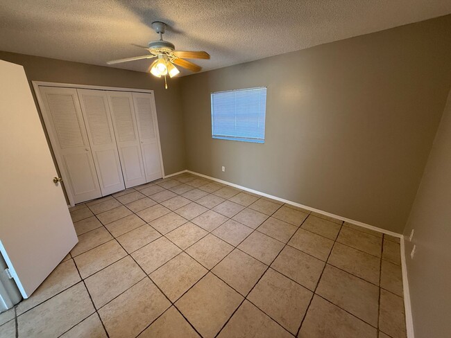 Building Photo - 1 Bedroom/1 Bathroom 1st floor Condo in th...