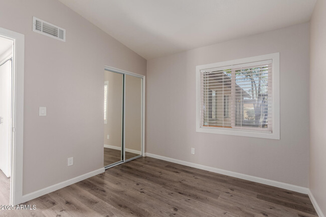 Building Photo - 3306 S Parkside Dr