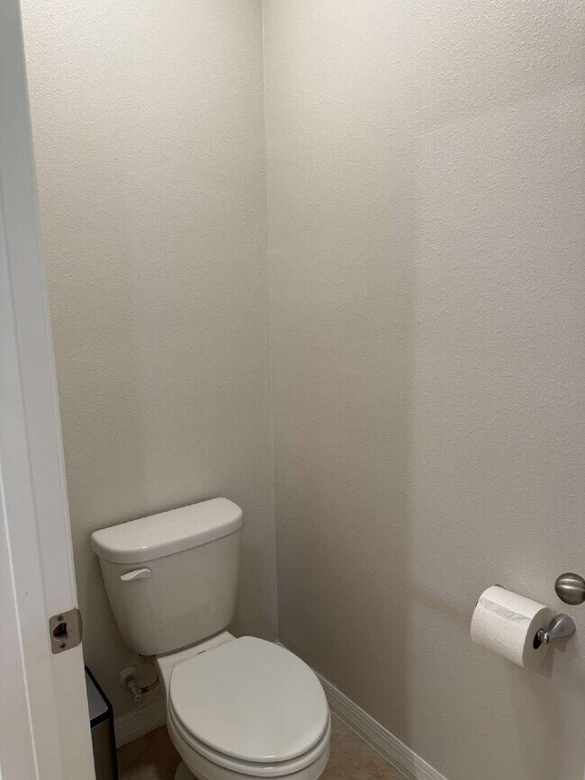 Building Photo - Large 4 Bedroom/2.5 Bathroom Home in Thompson Grove