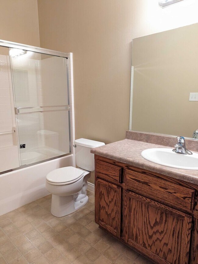 Building Photo - Comfortable Home in East Bakersfield
