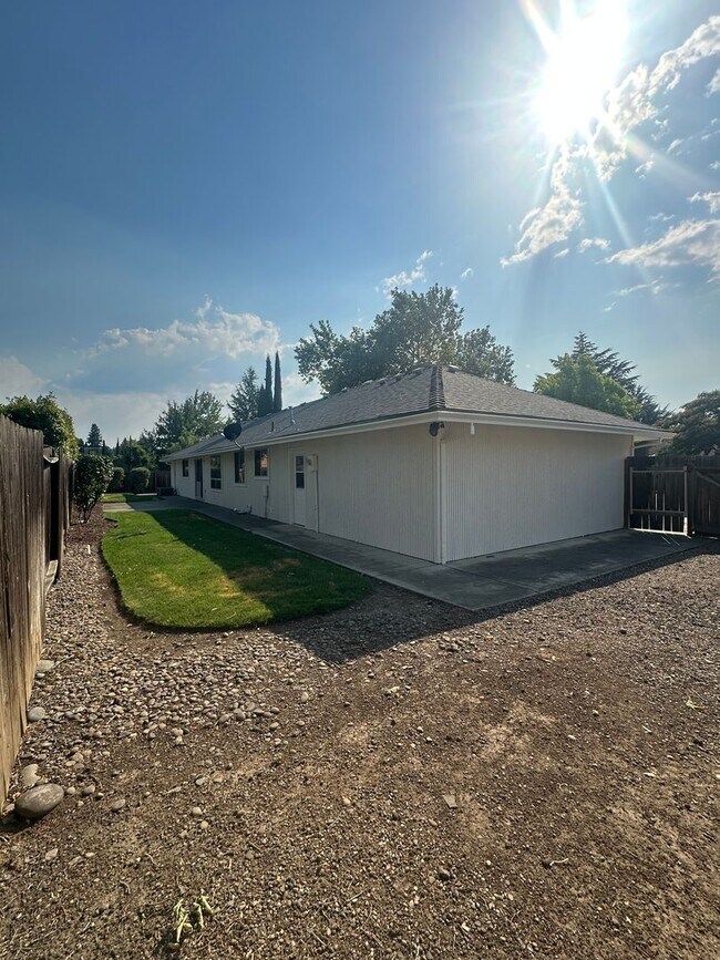 Building Photo - Corner Lot, RV Parking in North Medford!!