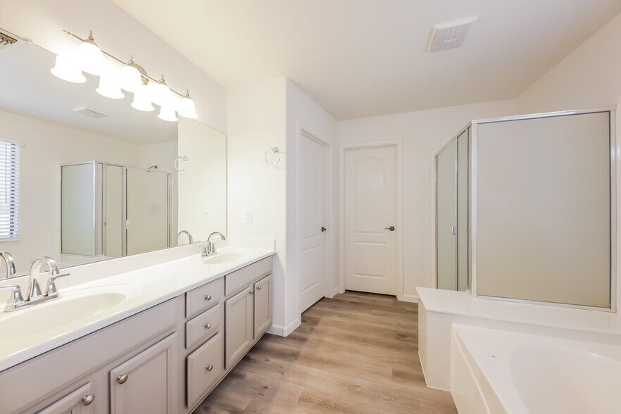 Building Photo - 9021 W Bluefield Ave