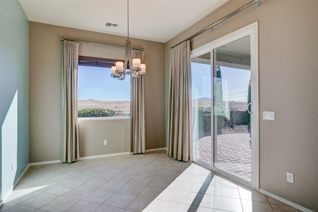 Building Photo - Lower price! Beautiful 2 bed + den, 2 bath Home Located in Quailwood!