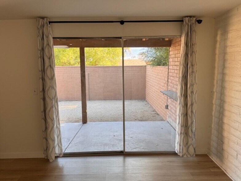 Building Photo - 84 E Cholla Shadows Dr