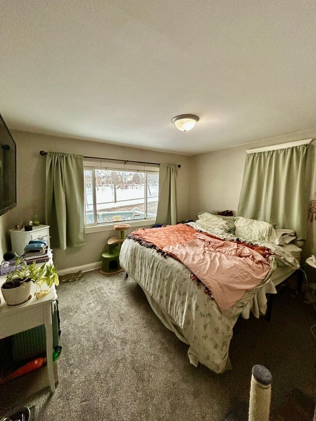 Building Photo - AVAILABLE JUNE - 2 BED 1 BATH