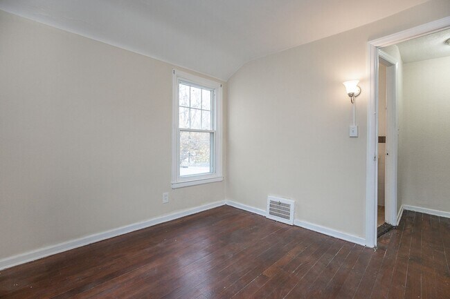 Building Photo - 2 BED 1 BATH BEAUTIFUL SINGLE FAMILY HOME