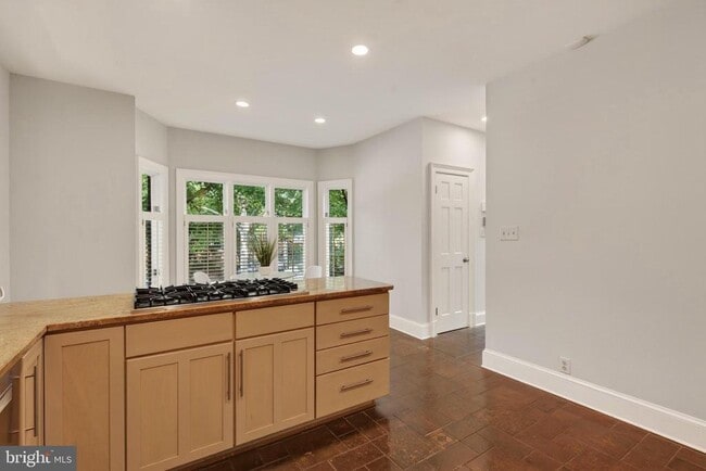 Building Photo - 5430 Chevy Chase Pkwy NW