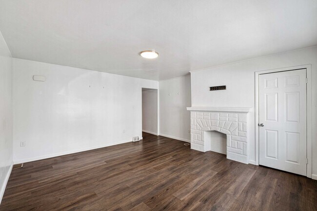 Building Photo - Totally Updated 3 bed, 3 bath, AMAZING loc...