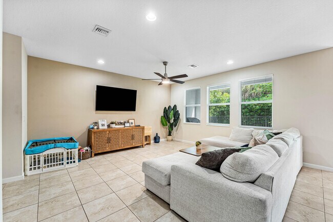 Building Photo - 16280 Oakview Dr