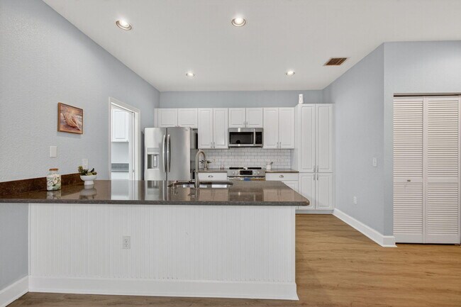 Building Photo - 1827 Pelican Dr