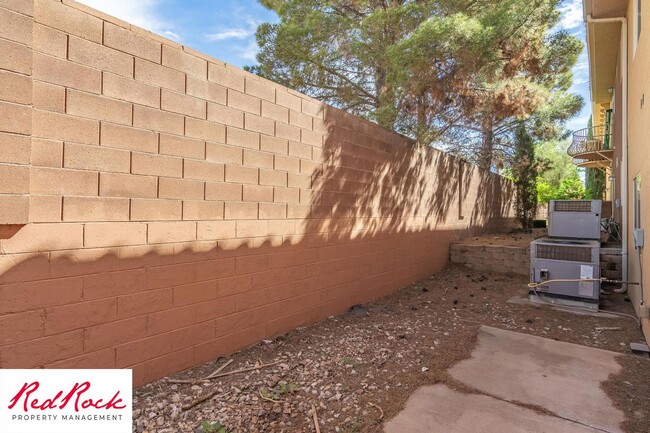 Building Photo - Lovely 2 Bedroom Condo. Pet Friendly!