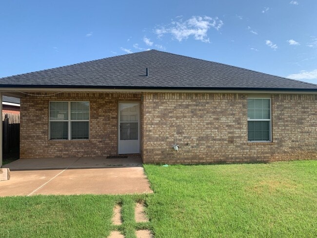 Building Photo - Available NOW! 3 Bedroom 2 bath 2 car garage in Fox Ridge!