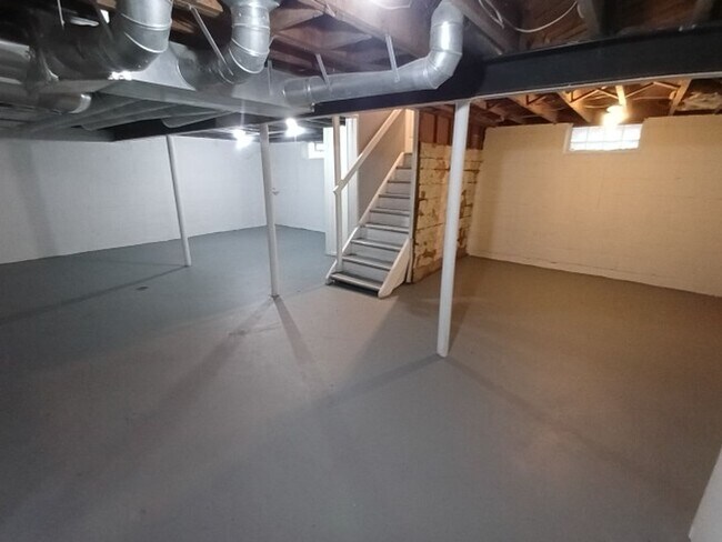 Building Photo - 3 bed/1 bath bungalow - Now Available!