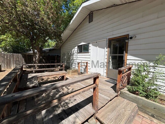 Building Photo - 750 Crain St