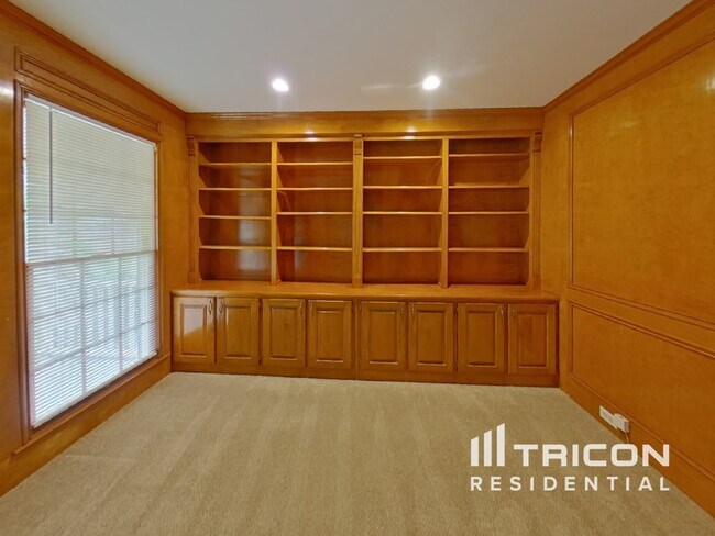 Building Photo - 1041 Henry Terrace