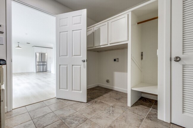 Building Photo - 6903 Alderney Dr