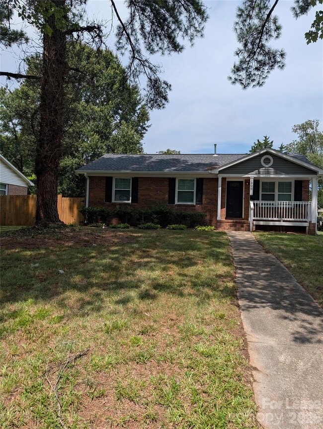 Building Photo - 2800 Dalecrest Dr