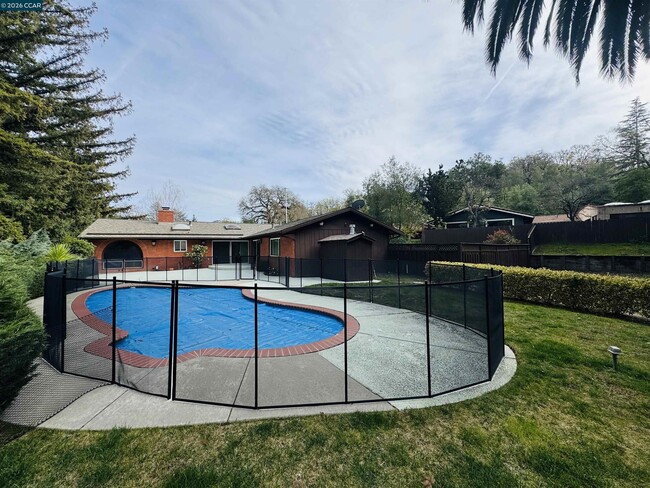 Building Photo - 62 Winding Glen