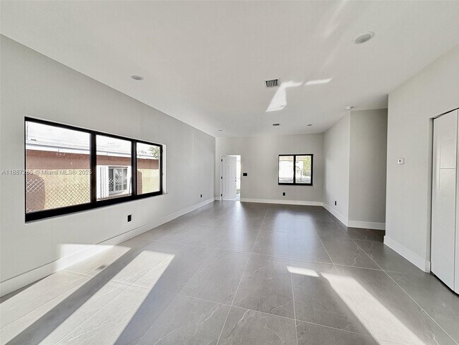 Building Photo - 1005 SW 25th Ave