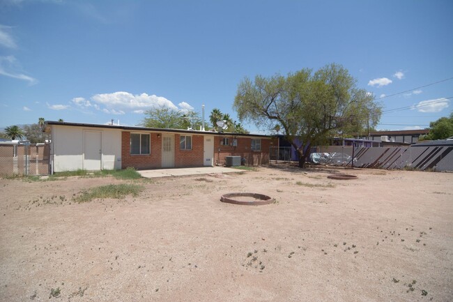 Building Photo - Charming 3 Bedroom 1 Bath Home! Central Tu...
