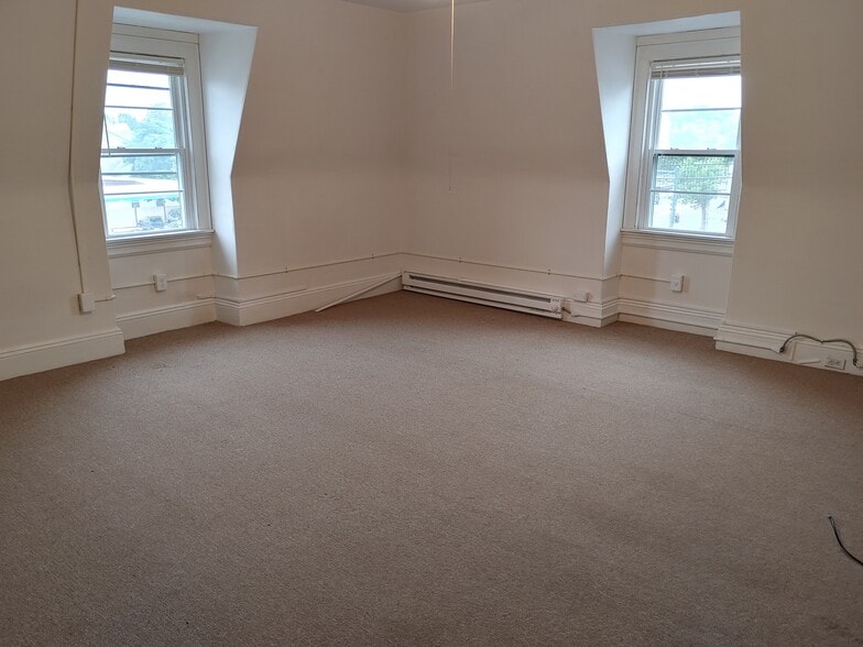 Building Photo - 321 Main St