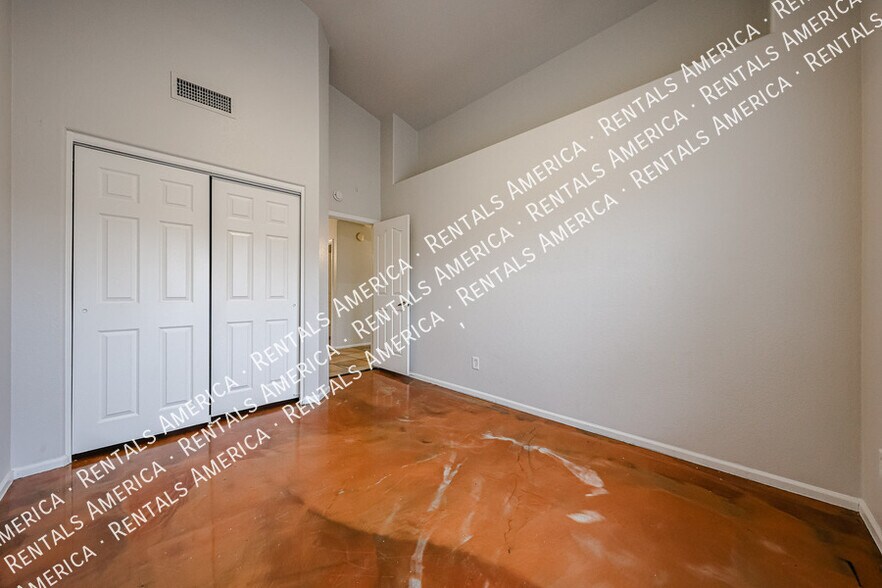 Building Photo - 1243 W Iris Dr