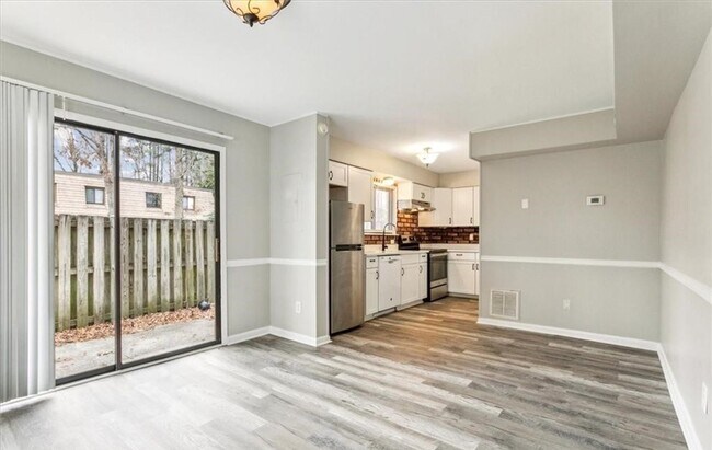 Building Photo - Remodeled Townhouse Ready for A New Tenant