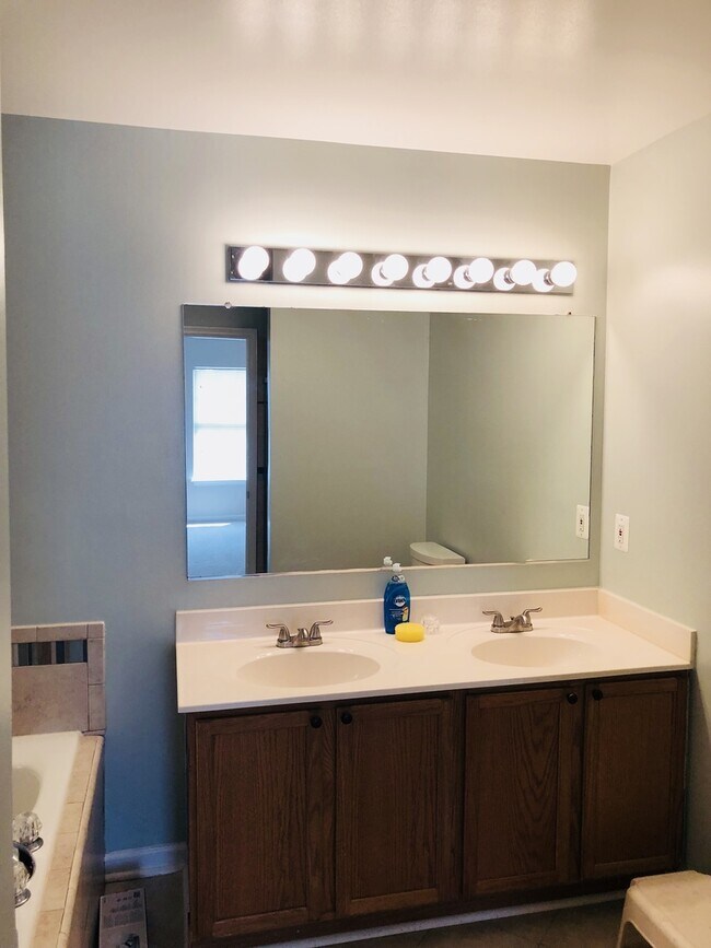 Building Photo - Available NOW!! HOME IN PARK RIDGE