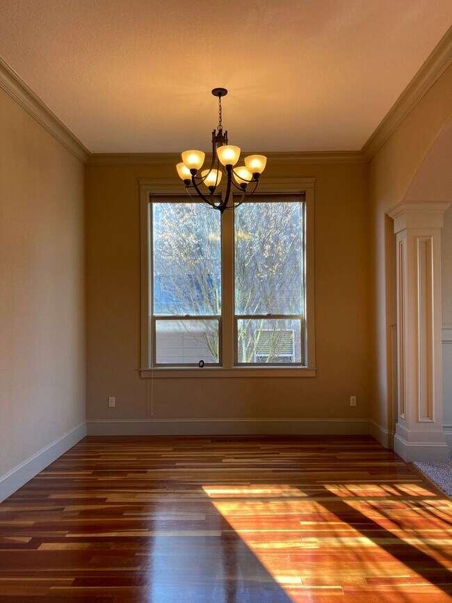Building Photo - West Meadows Estate 2-Story Home in Salem