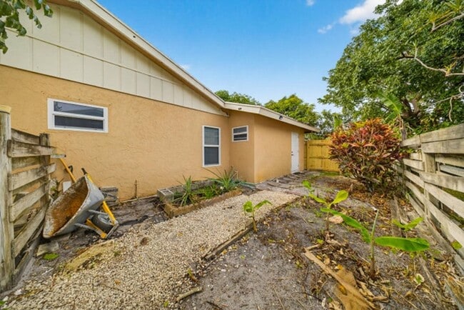 Building Photo - 849 Camellia Dr