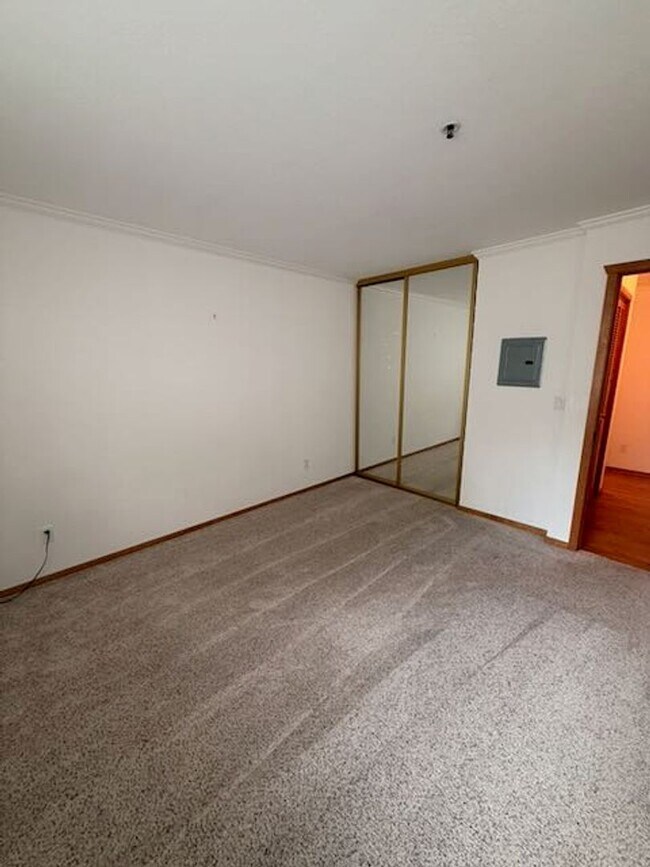 Building Photo - 335 Ski Way