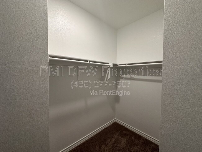 Building Photo - 663 Saxony Dr