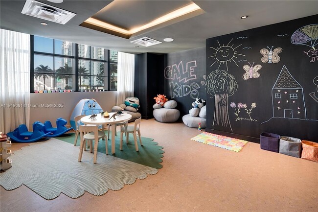 Building Photo - 601 NE 1st Ave