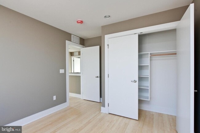 Building Photo - Queen Village Townhome with Parking