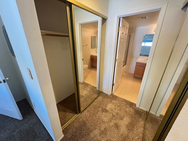 Building Photo - Spacious 2 bedroom 2nd floor unit