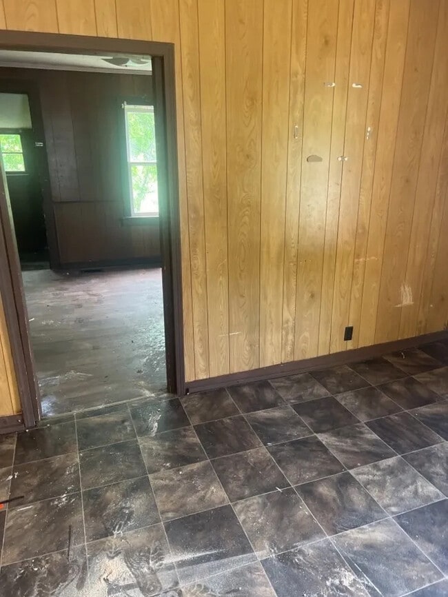 Building Photo - 2 Bedroom 1 Bathroom