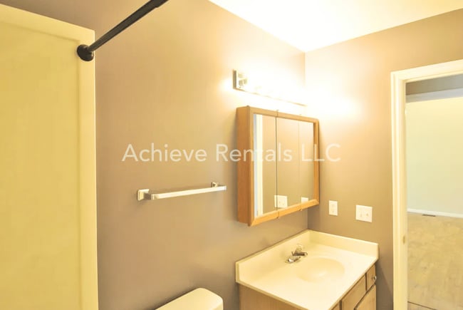 Building Photo - 637 E 950 S