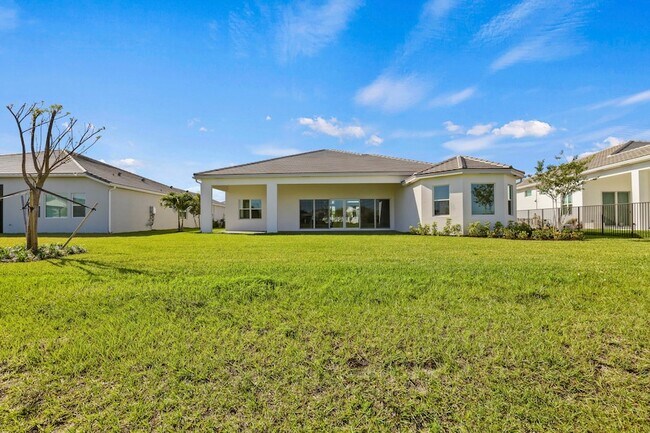 Building Photo - 14823 Wildwood Cir