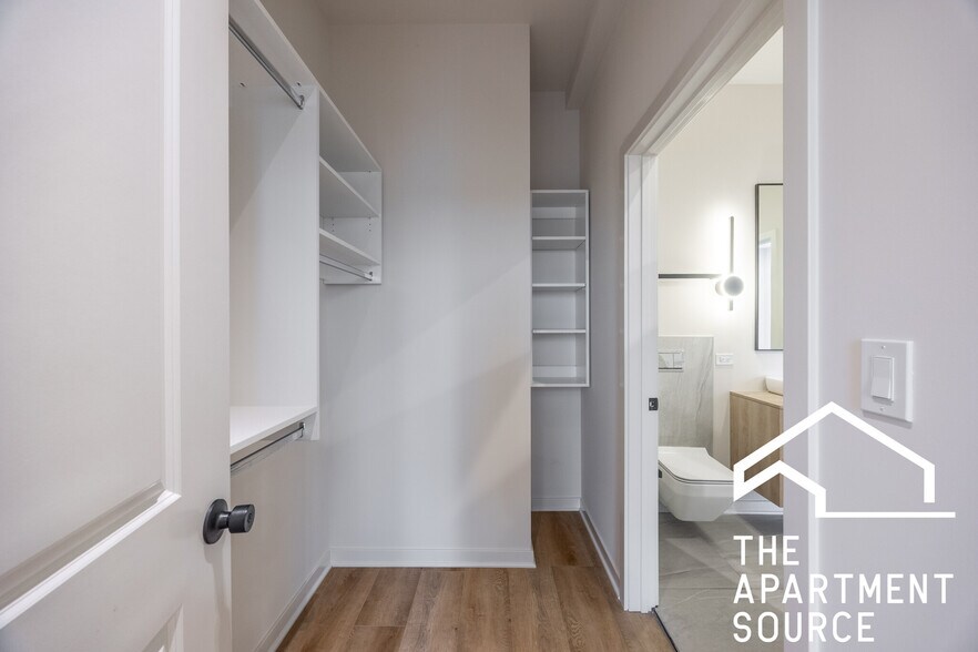 Building Photo - 6340 W Belmont Ave