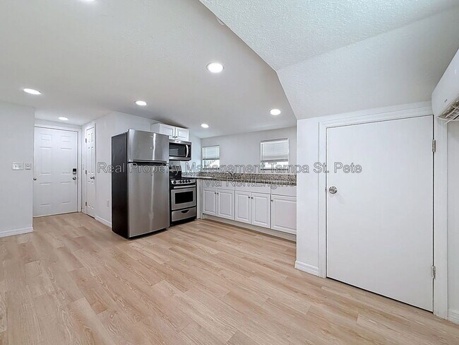 Building Photo - 618 17th Ave S