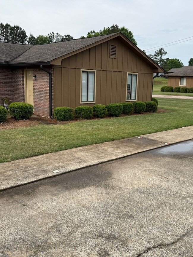 Building Photo - 83 Evergreen Ln