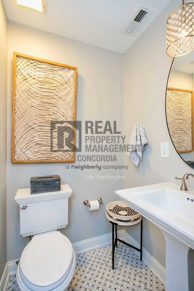 Building Photo - 1208 Woodland St