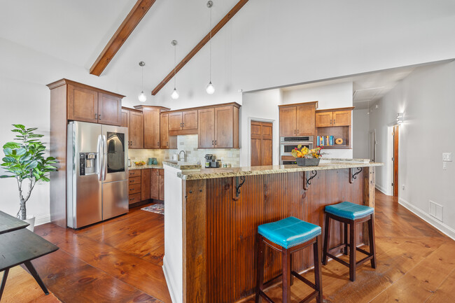 Fully equipped kitchen with brand-new stainless steel appliances - 3273 Dogwood St