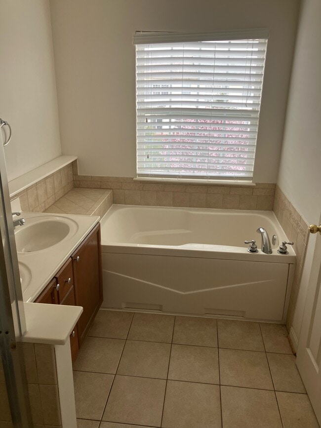 Building Photo - 2550 Emerson Dr