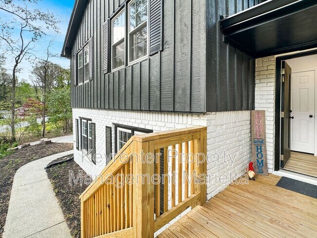 Building Photo - 651 Inglis Dr S E