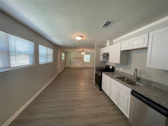 Building Photo - 3 BR/2.5BA | Newly Renovated Single Family Home | 1-Car Covered Parking | Gated backyard