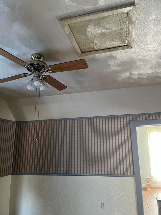 Building Photo - 2 story, 4 bedroom 1 bathroom home in Canyonville.