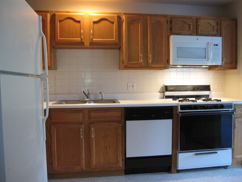 Building Photo - 2810 Meadow Ln