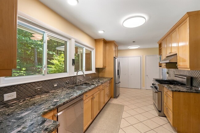 Building Photo - Prestine mid-century modern ranch minutes from Southpoint!- Application Pending