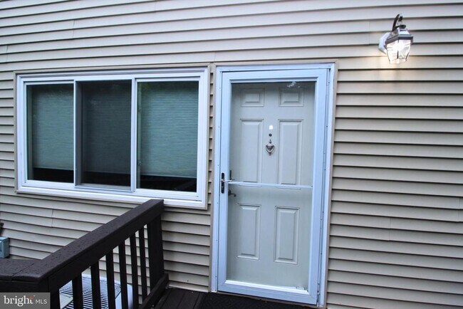 Building Photo - 4614 Roxbury Dr